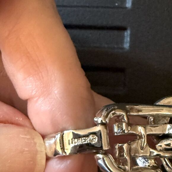 Vintage Signed 60’s Lisner Silver-tone Bracelet with Ribbon & Leaves. - Picture 5 of 10